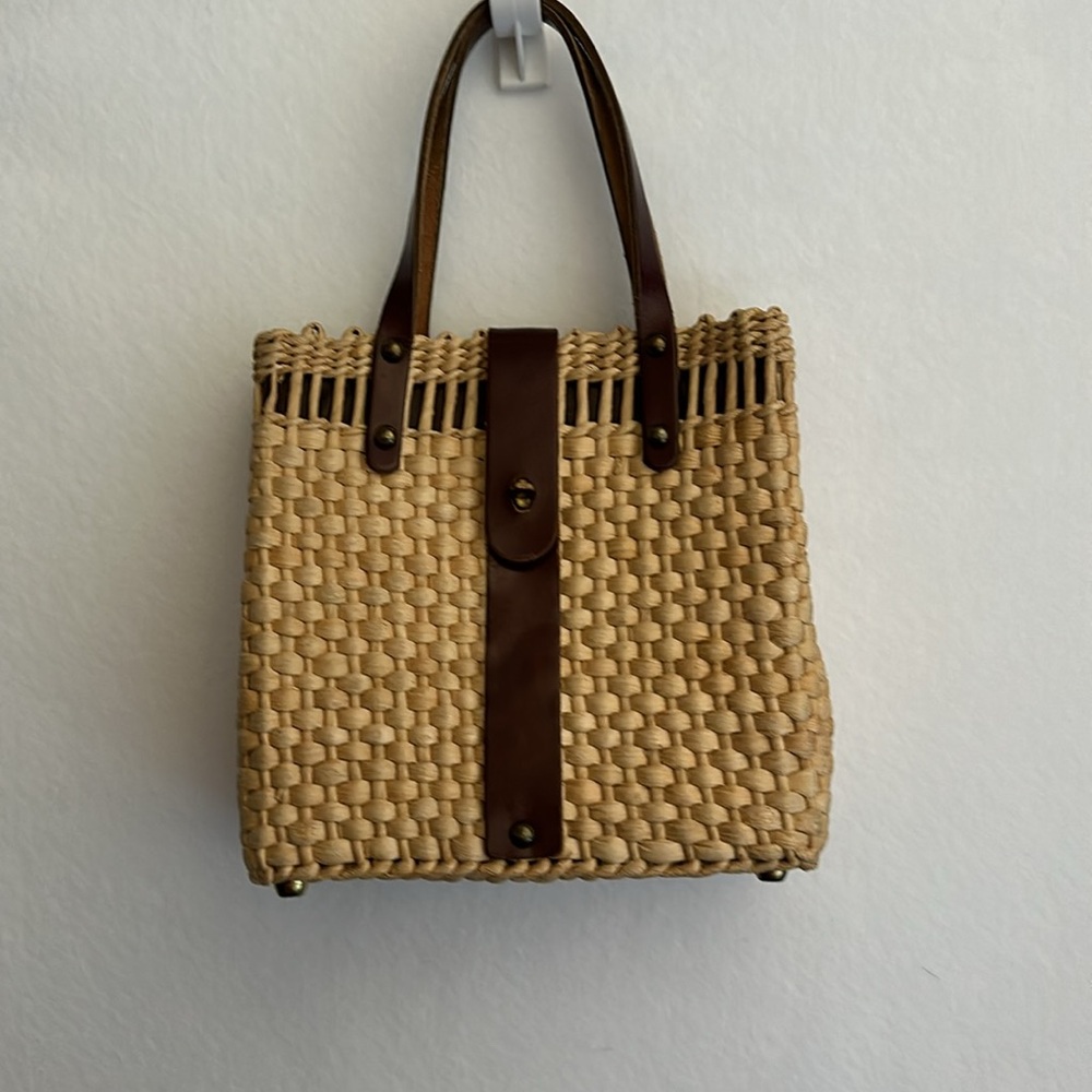 Vintage Straw’World Straw Purse with Metal latch Closure and leather straps.